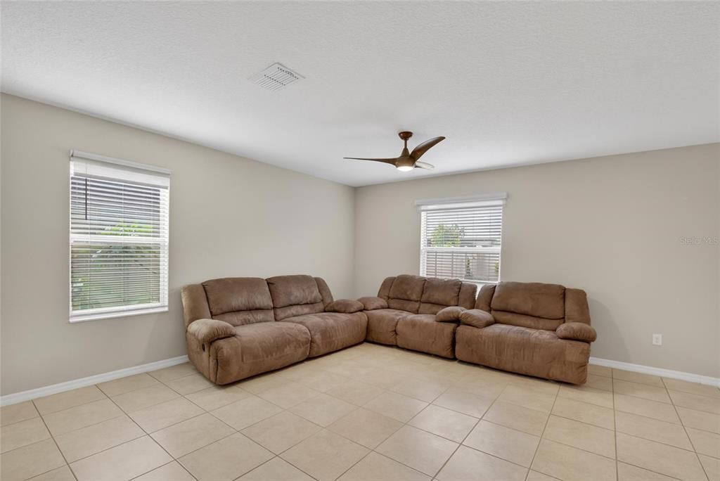 For Sale: $338,999 (4 beds, 2 baths, 1914 Square Feet)