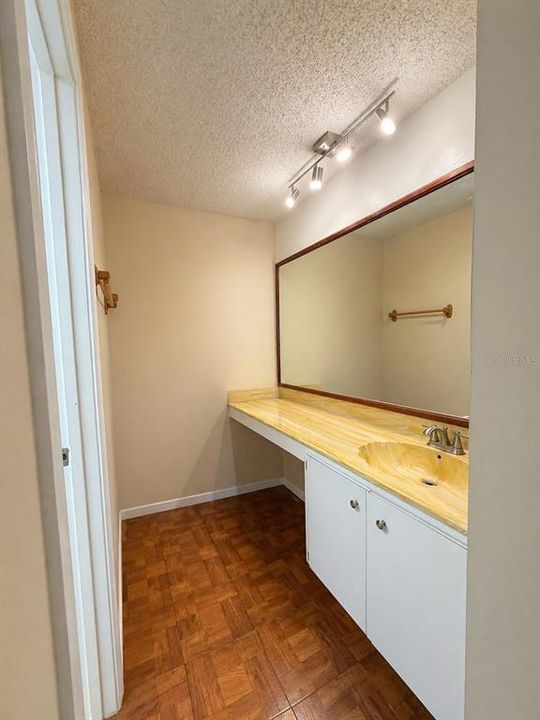 На продажу: $165,000 (2 спален, 2 ванн, 1030 Квадратных фут)