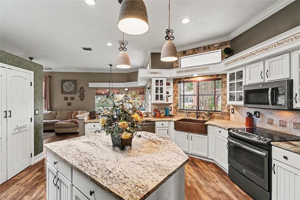For Sale: $650,000 (4 beds, 3 baths, 2840 Square Feet)