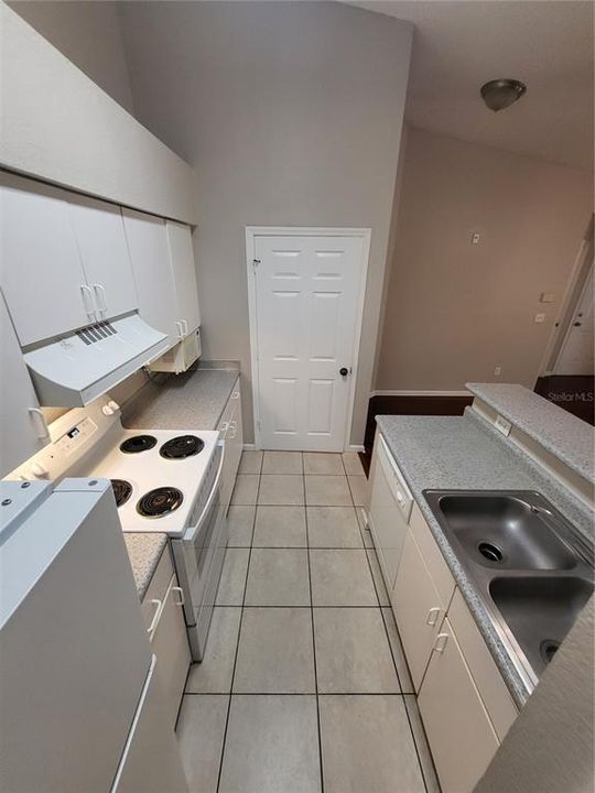 For Sale: $157,500 (2 beds, 2 baths, 874 Square Feet)