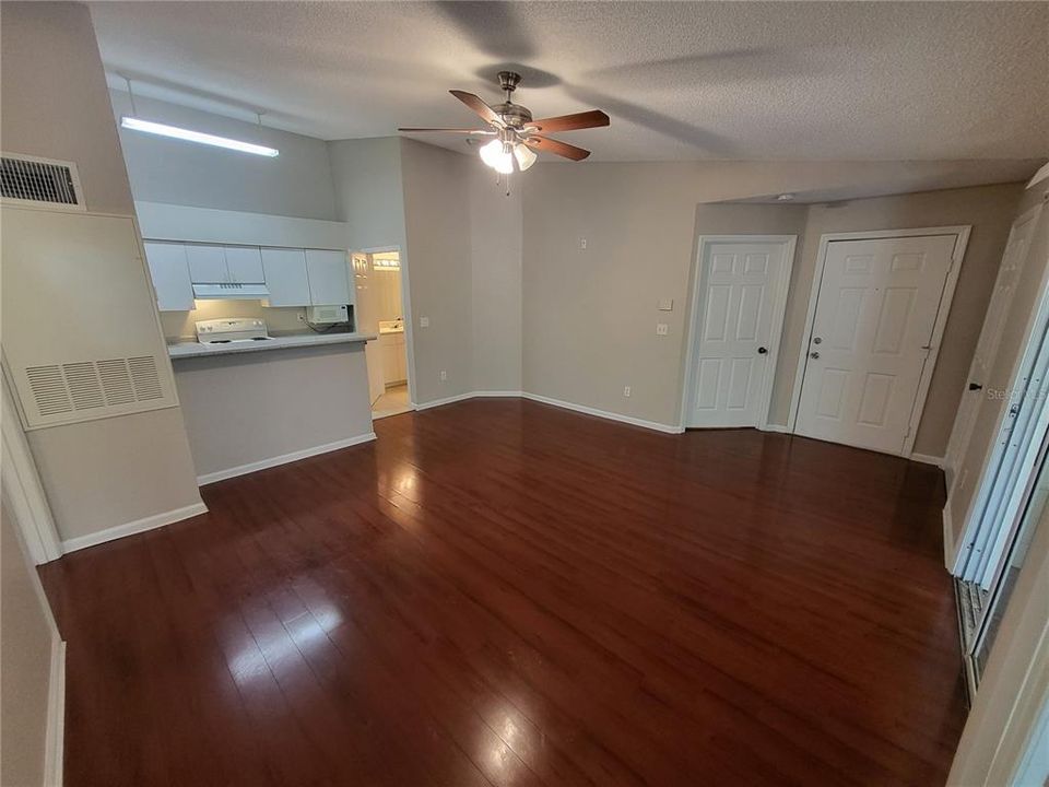 For Sale: $157,500 (2 beds, 2 baths, 874 Square Feet)