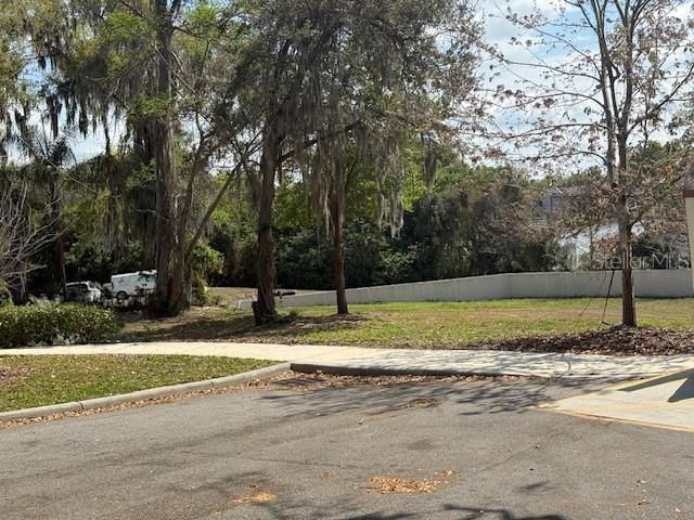 En Venta: $750,000 (0.89 acres)