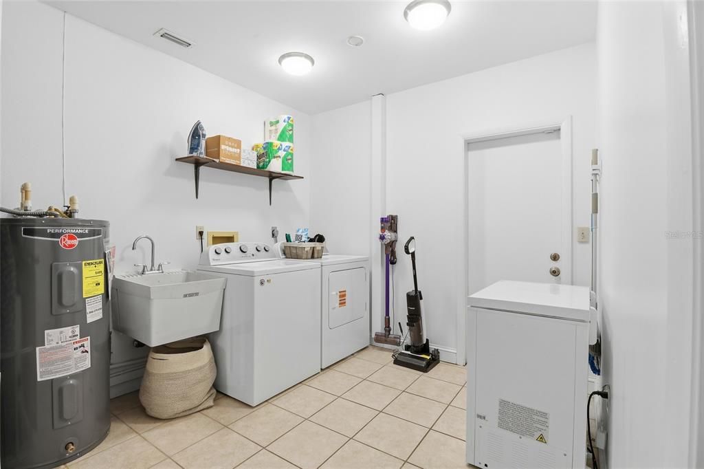 For Sale: $589,000 (3 beds, 2 baths, 1519 Square Feet)