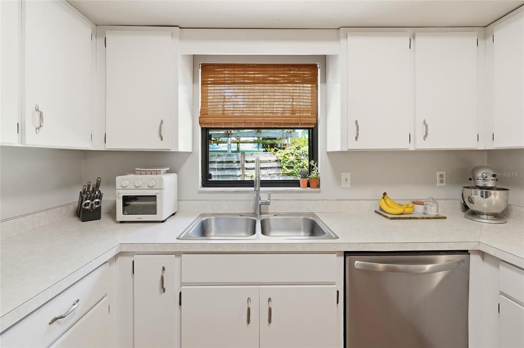 For Sale: $589,000 (3 beds, 2 baths, 1519 Square Feet)