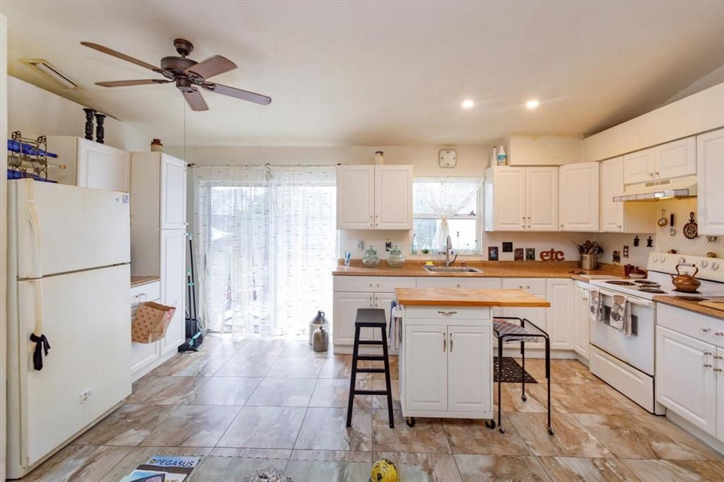 For Sale: $299,000 (3 beds, 2 baths, 1079 Square Feet)