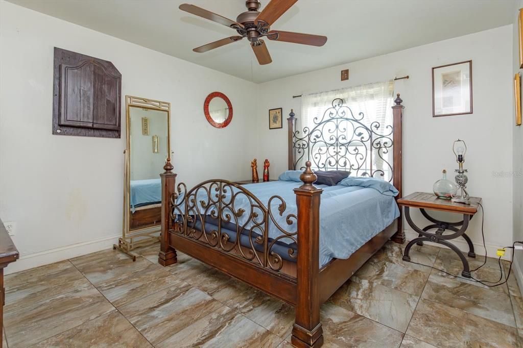 For Sale: $299,000 (3 beds, 2 baths, 1079 Square Feet)