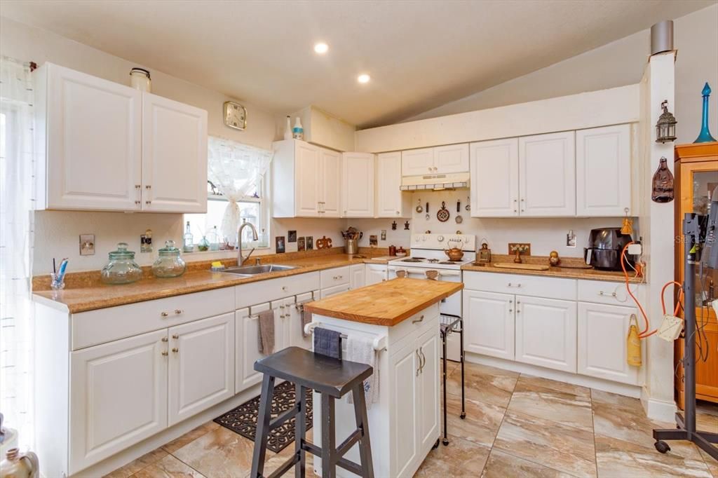 For Sale: $299,000 (3 beds, 2 baths, 1079 Square Feet)