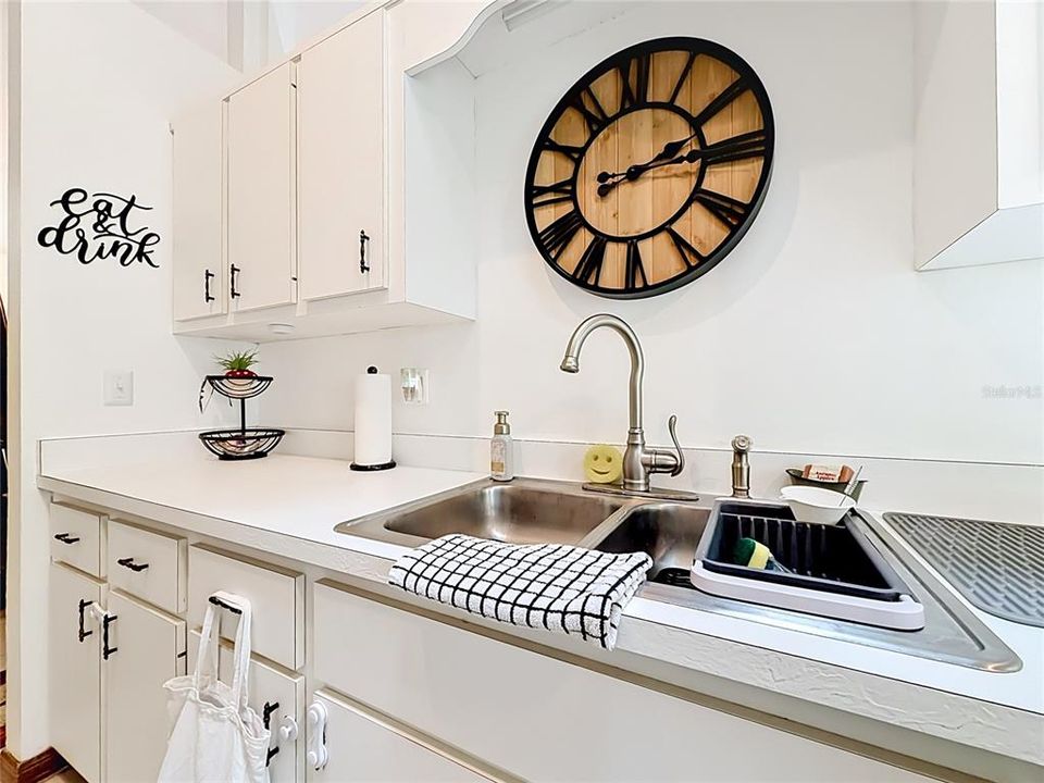 For Sale: $289,500 (2 beds, 2 baths, 1934 Square Feet)