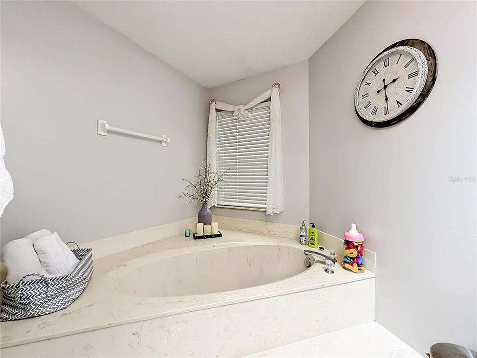 For Sale: $289,500 (2 beds, 2 baths, 1934 Square Feet)
