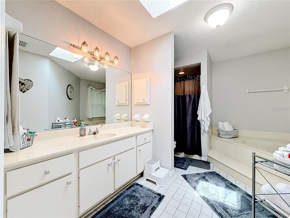 For Sale: $289,500 (2 beds, 2 baths, 1934 Square Feet)