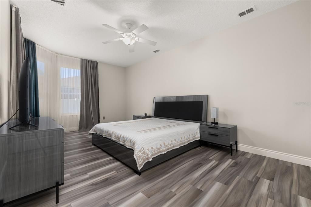 For Sale: $699,000 (5 beds, 3 baths, 2692 Square Feet)