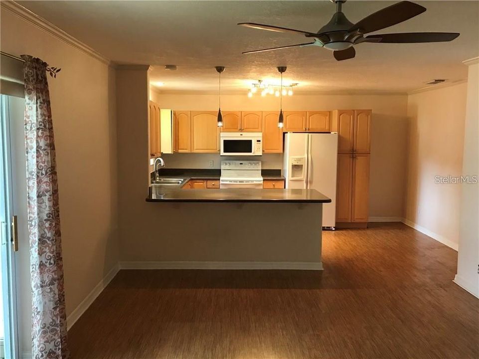 For Sale: $179,000 (2 beds, 2 baths, 1000 Square Feet)