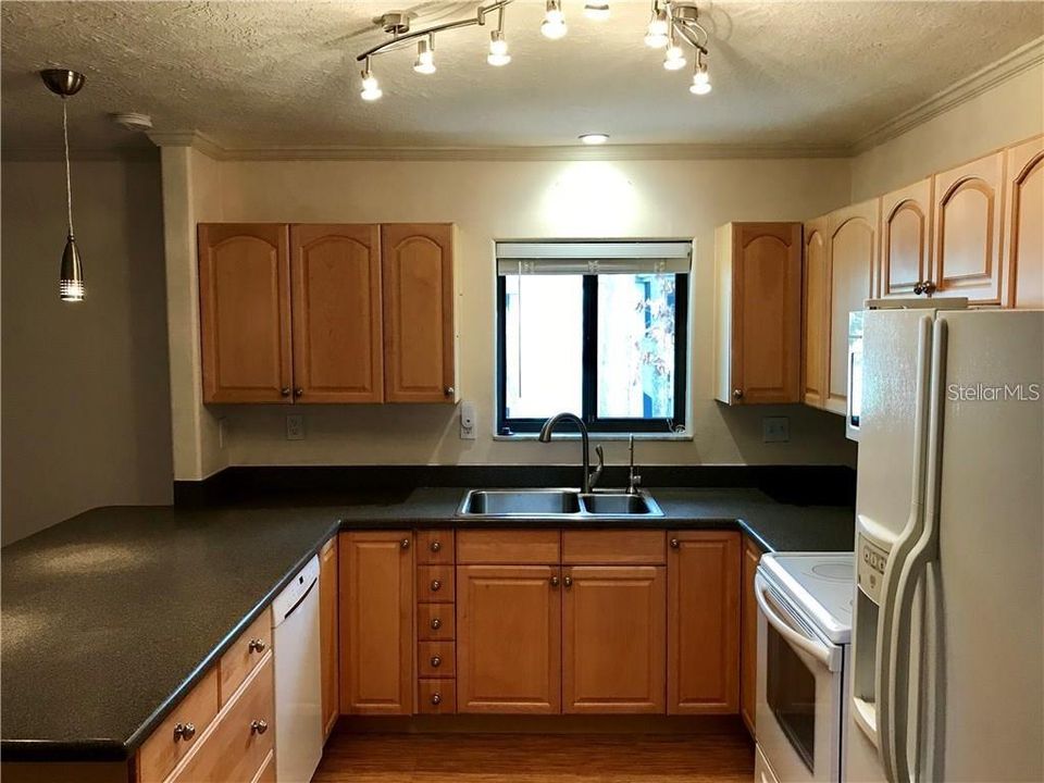 For Sale: $179,000 (2 beds, 2 baths, 1000 Square Feet)