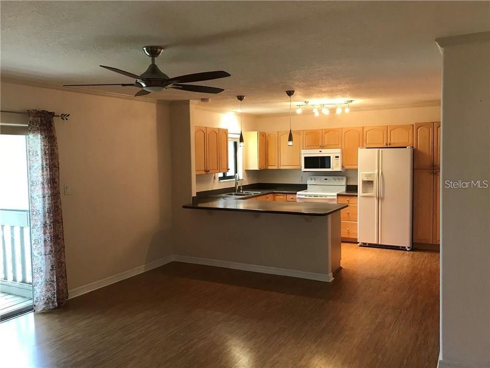 For Sale: $179,000 (2 beds, 2 baths, 1000 Square Feet)