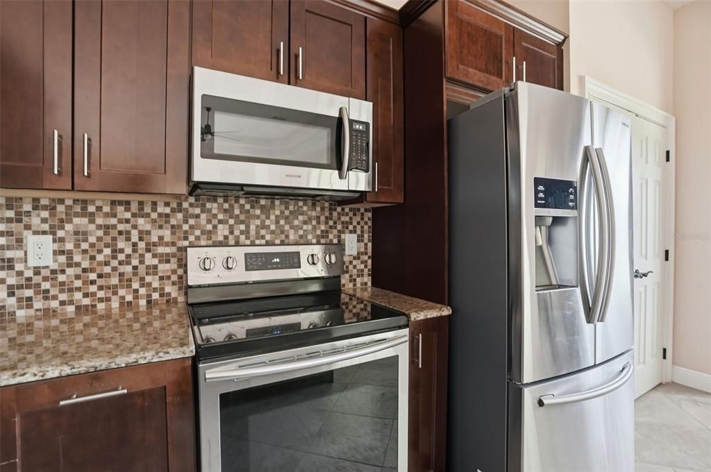 En Venta: $429,900 (4 camas, 3 baños, 2181 Pies cuadrados)