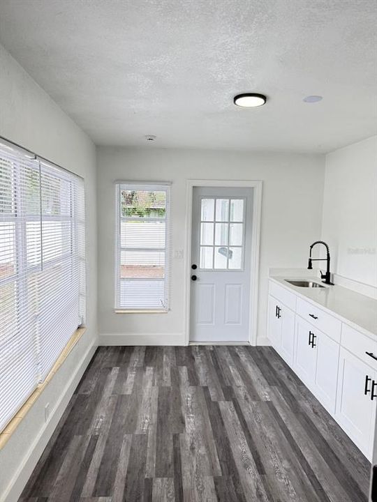 For Sale: $510,000 (6 beds, 3 baths, 1948 Square Feet)