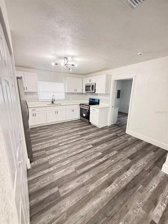 For Sale: $510,000 (6 beds, 3 baths, 1948 Square Feet)