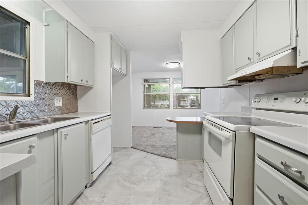 На продажу: $169,900 (2 спален, 2 ванн, 1056 Квадратных фут)