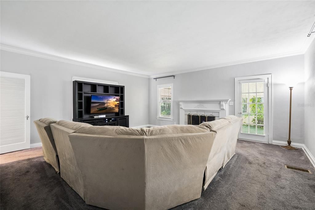For Sale: $415,000 (3 beds, 1 baths, 3100 Square Feet)