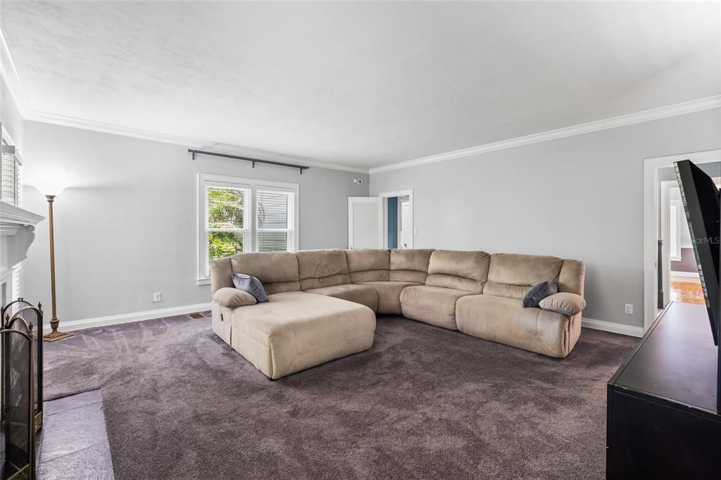 For Sale: $415,000 (3 beds, 1 baths, 3100 Square Feet)