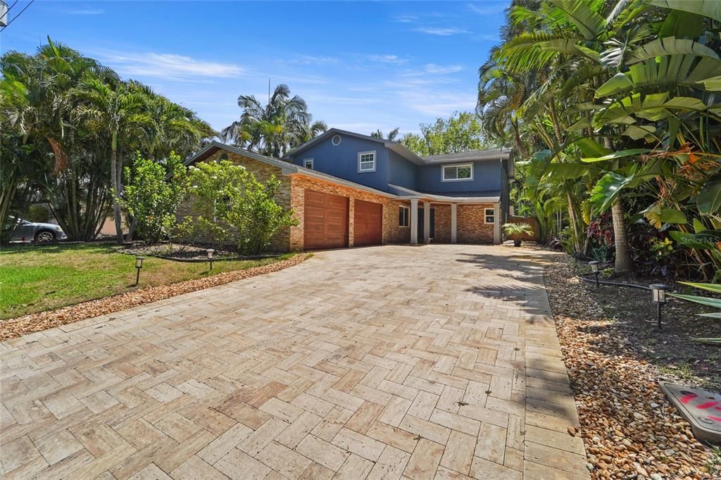 For Sale: $899,000 (3 beds, 2 baths, 2728 Square Feet)