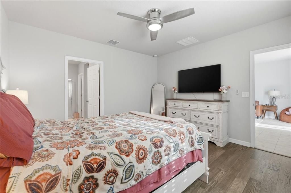 For Sale: $245,000 (3 beds, 2 baths, 1464 Square Feet)