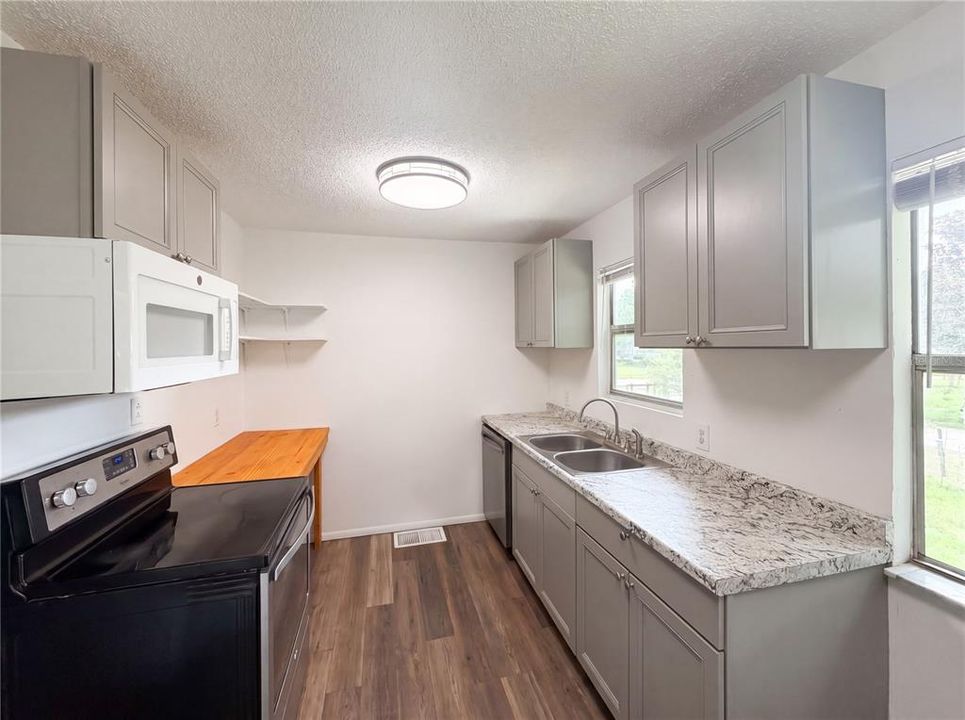 For Sale: $300,000 (3 beds, 3 baths, 1872 Square Feet)
