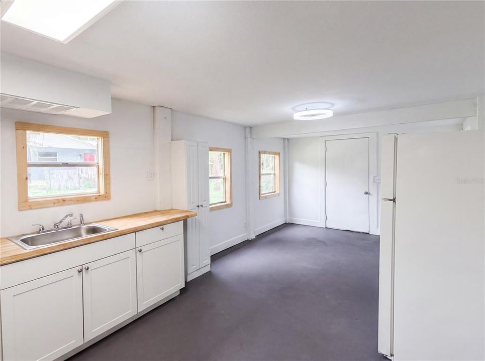 For Sale: $300,000 (3 beds, 3 baths, 1872 Square Feet)