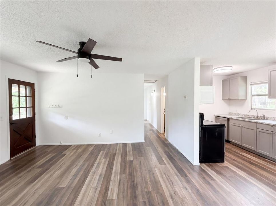 For Sale: $300,000 (3 beds, 3 baths, 1872 Square Feet)