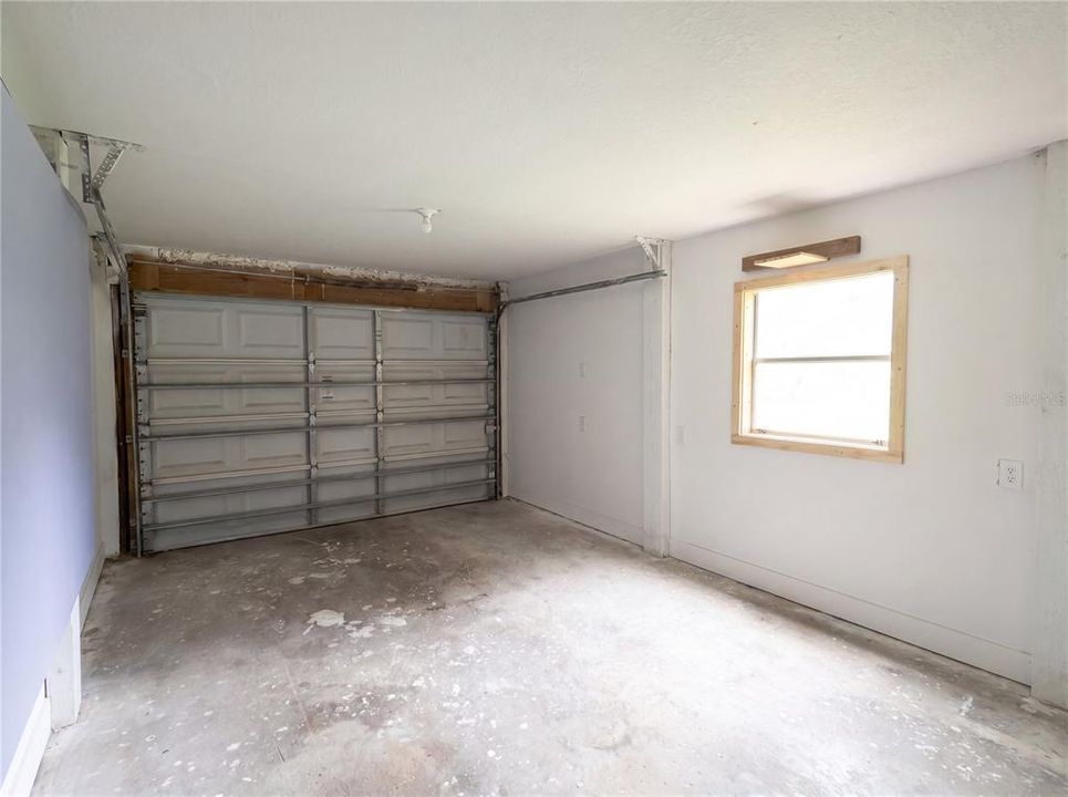 For Sale: $300,000 (3 beds, 3 baths, 1872 Square Feet)