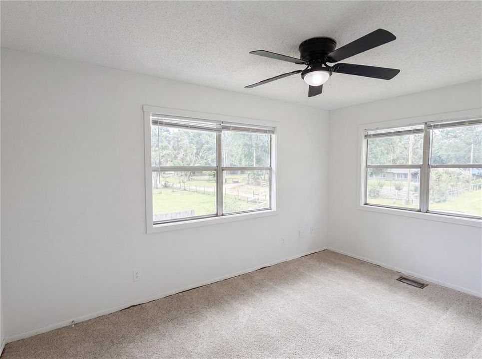 For Sale: $300,000 (3 beds, 3 baths, 1872 Square Feet)