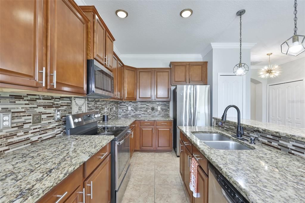 For Sale: $305,000 (3 beds, 2 baths, 1583 Square Feet)