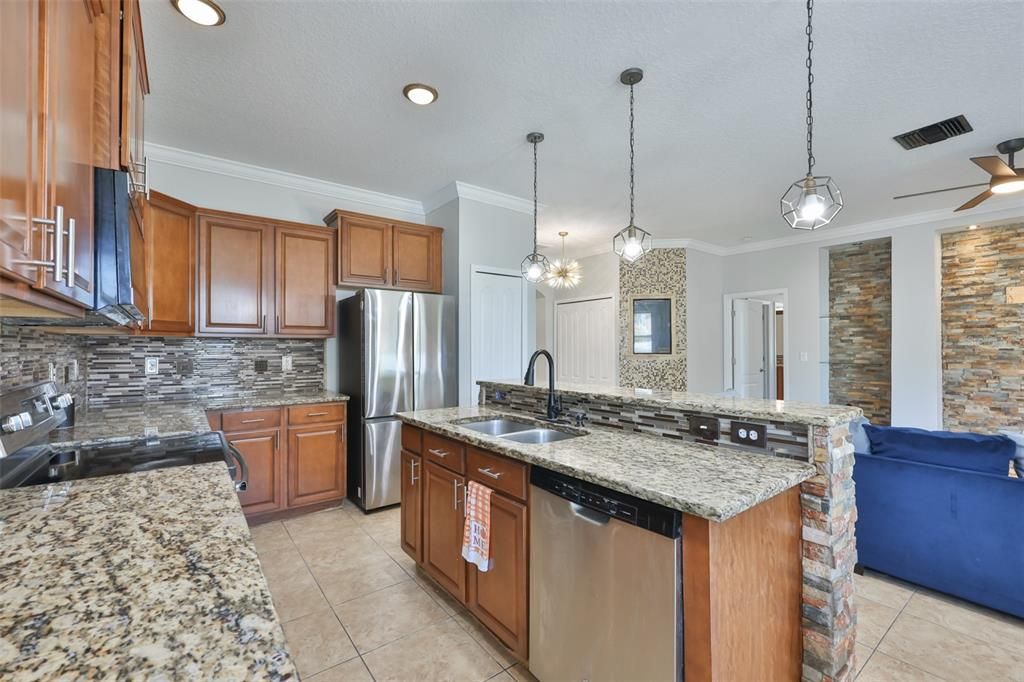 For Sale: $305,000 (3 beds, 2 baths, 1583 Square Feet)