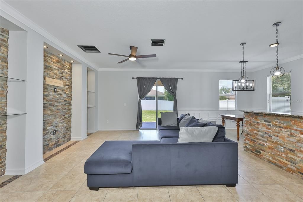 For Sale: $305,000 (3 beds, 2 baths, 1583 Square Feet)