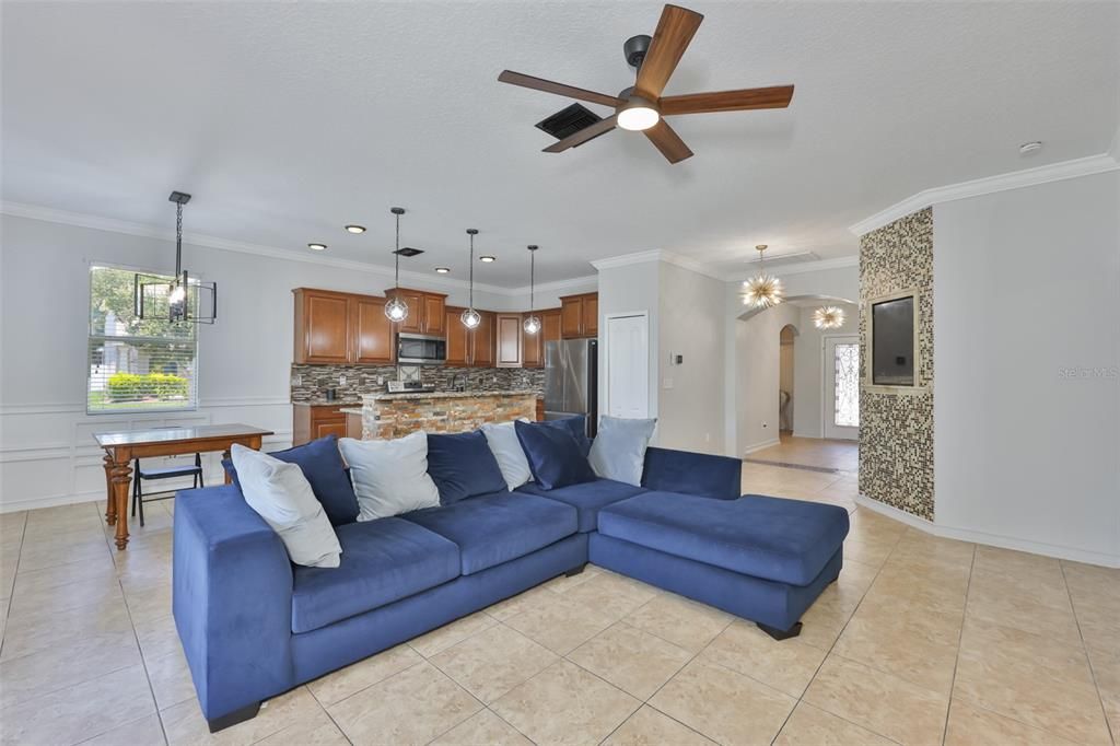 For Sale: $305,000 (3 beds, 2 baths, 1583 Square Feet)