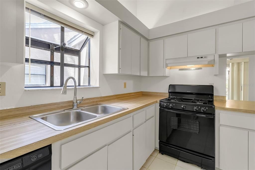 For Sale: $199,000 (2 beds, 2 baths, 1197 Square Feet)