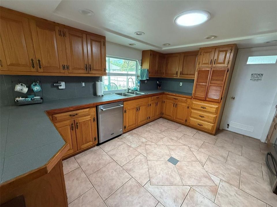 В аренду: $1,750 (2 спален, 2 ванн, 1564 Квадратных фут)