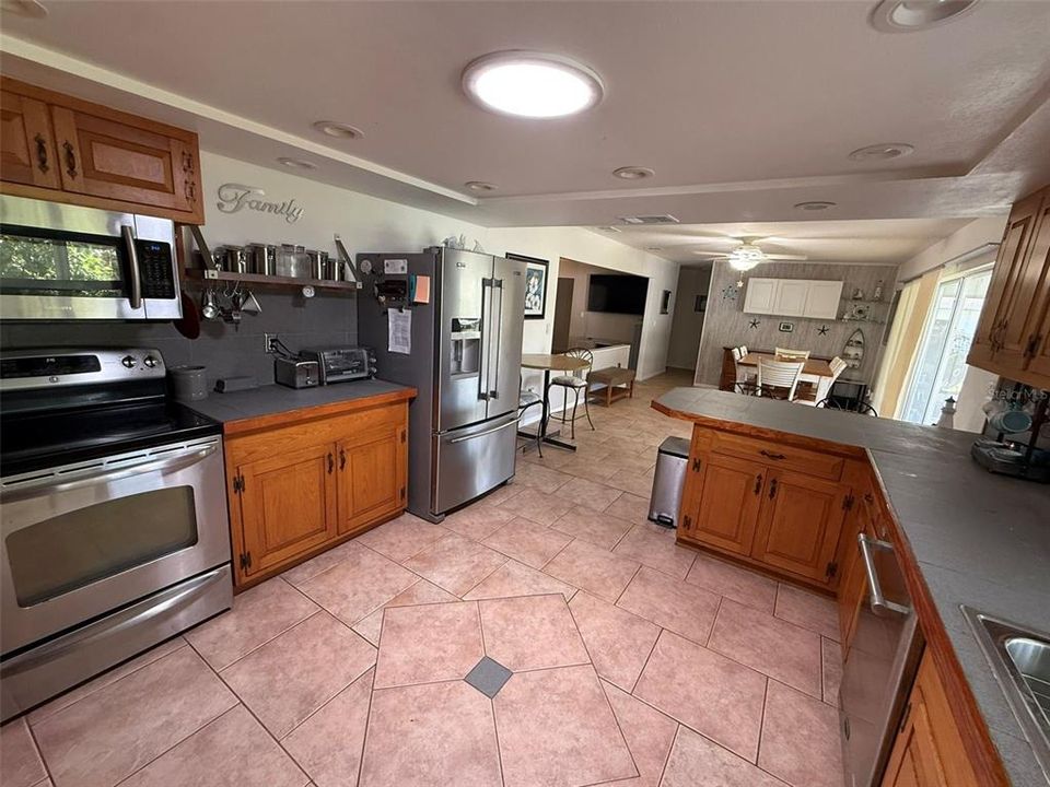 В аренду: $1,750 (2 спален, 2 ванн, 1564 Квадратных фут)