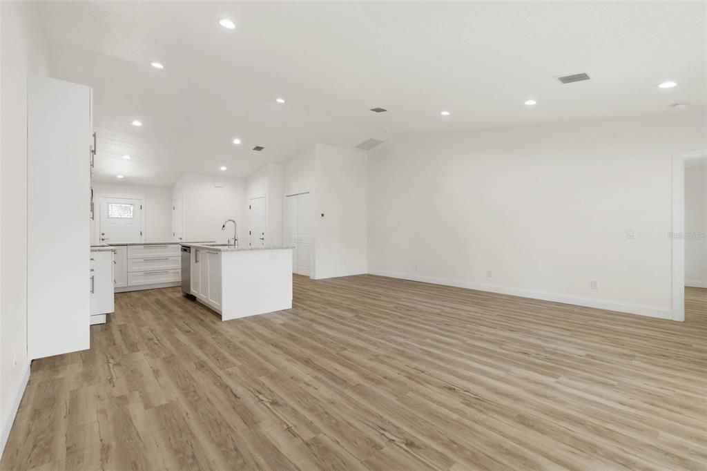For Sale: $379,000 (3 beds, 3 baths, 1680 Square Feet)