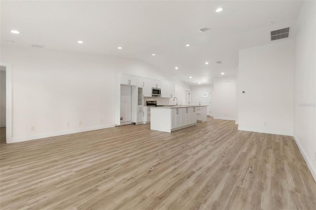 For Sale: $379,000 (3 beds, 3 baths, 1680 Square Feet)