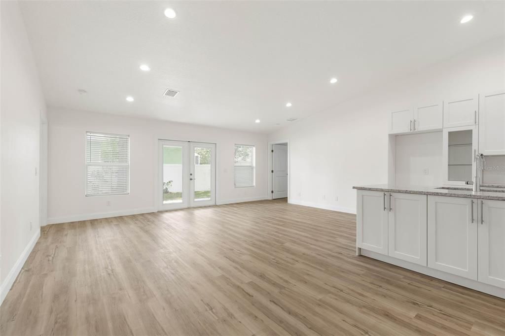 For Sale: $379,000 (3 beds, 3 baths, 1680 Square Feet)