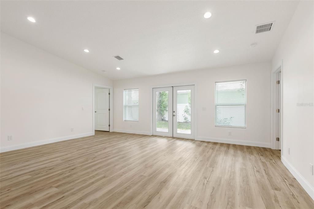 For Sale: $379,000 (3 beds, 3 baths, 1680 Square Feet)