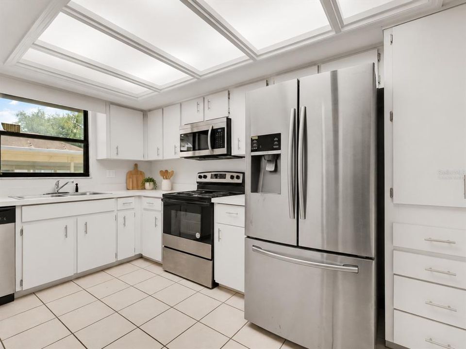 Active With Contract: $169,900 (2 beds, 2 baths, 1605 Square Feet)