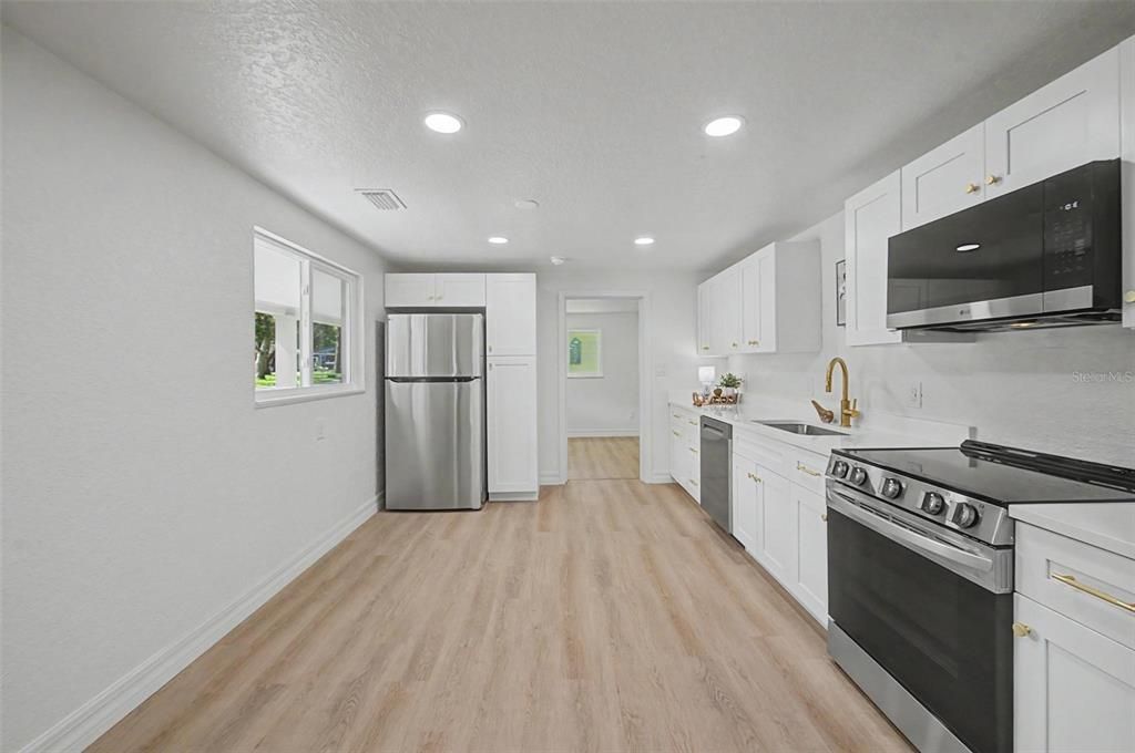 For Sale: $229,000 (3 beds, 1 baths, 1104 Square Feet)