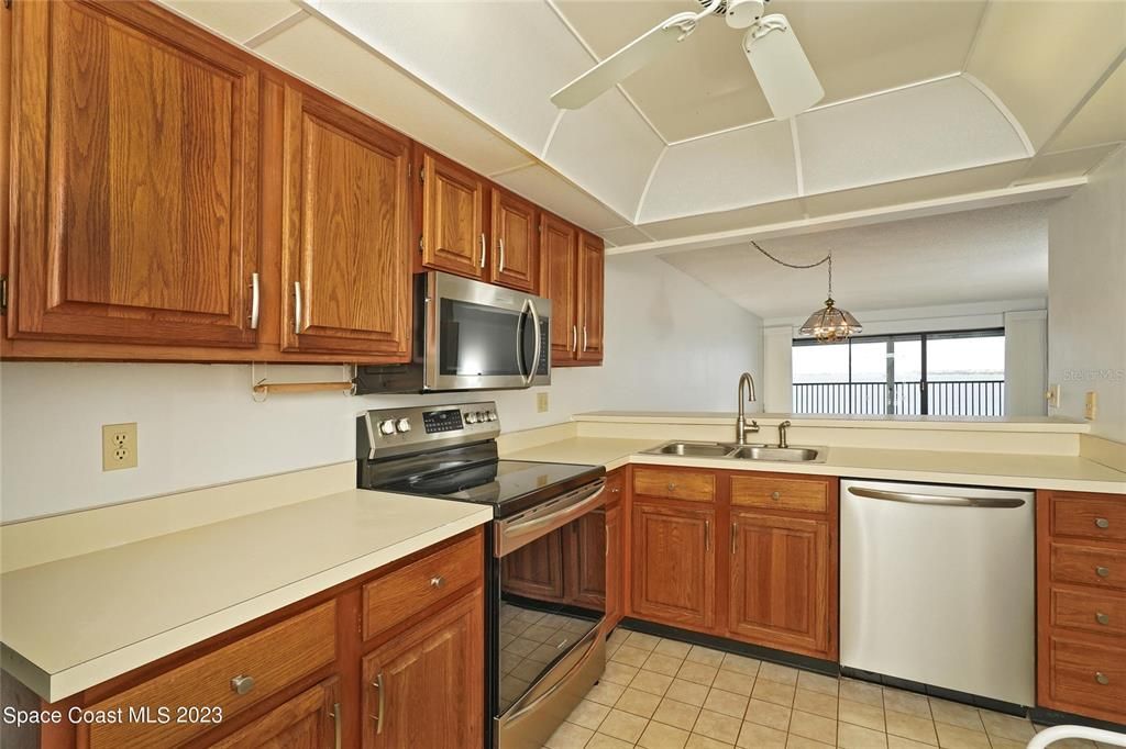 For Sale: $359,900 (2 beds, 2 baths, 1316 Square Feet)
