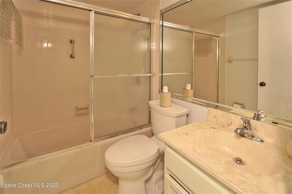 For Sale: $359,900 (2 beds, 2 baths, 1316 Square Feet)