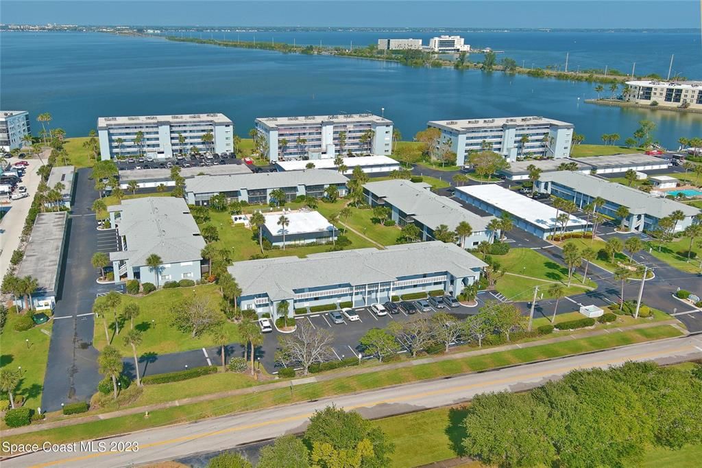 For Sale: $359,900 (2 beds, 2 baths, 1316 Square Feet)