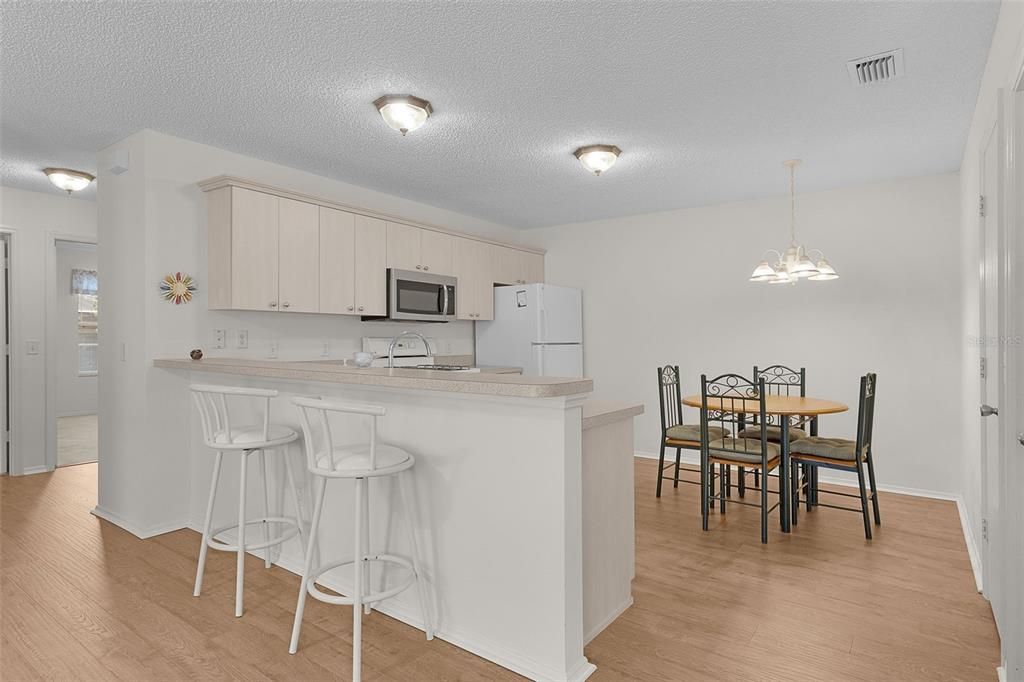 На продажу: $225,000 (2 спален, 2 ванн, 1163 Квадратных фут)