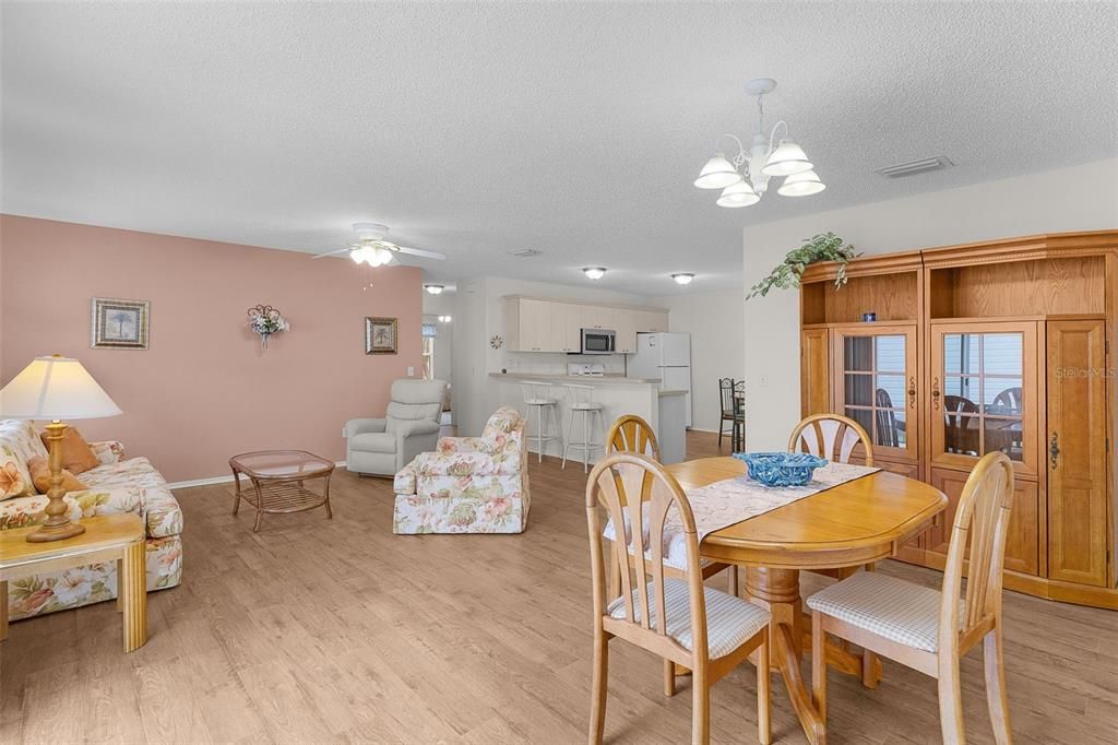 На продажу: $225,000 (2 спален, 2 ванн, 1163 Квадратных фут)