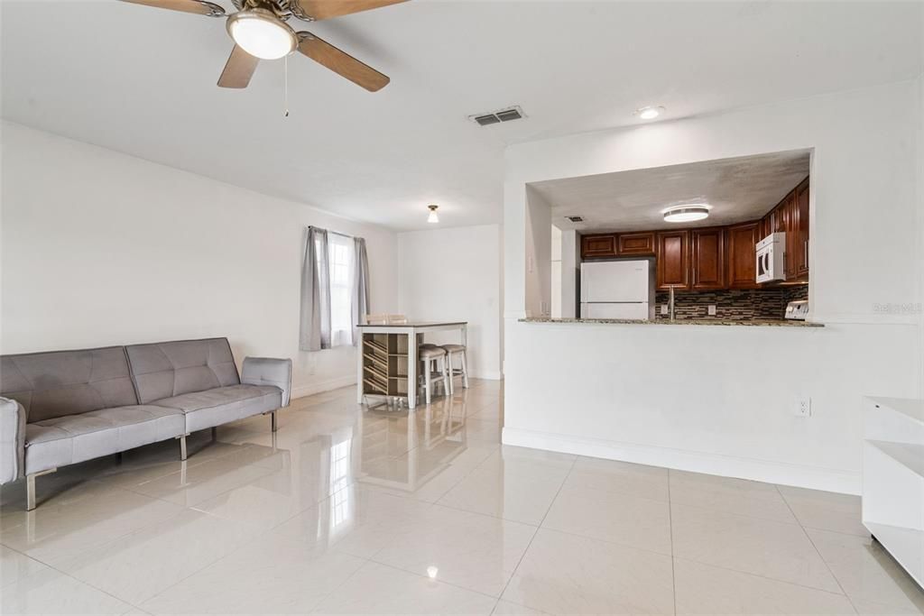 На продажу: $239,000 (2 спален, 2 ванн, 1217 Квадратных фут)